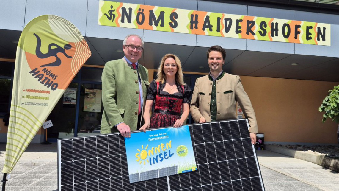 Gruppenbild: LH-Stv. Stephan Pernkopf, Direktorin Sieglinde Faschinger und Bürgermeister Michael Strasser.