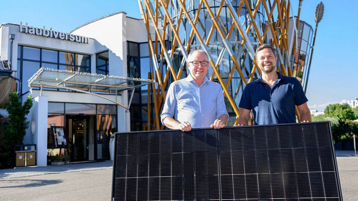 LH-Stv. Stephan Pernkopf und Anton Haubenberger mit PV-Modul vor dem Haubiversum.