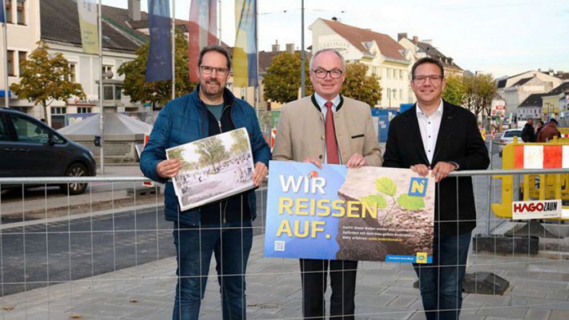 Für Blau-gelben Bodenbonus eingereichtes klimafittes Ortszentrum in Amstetten. (v.l.n.r.): VizeBgm. Markus Brandstetter, LH-Stellvertreter Stephan Pernkopf, Bgm. Christian Haberhauer.